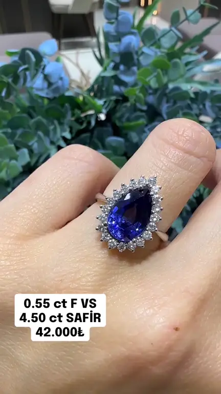 4.50 ct Safir ve 0.55 ct Pırlanta Yüzük videosundan kare