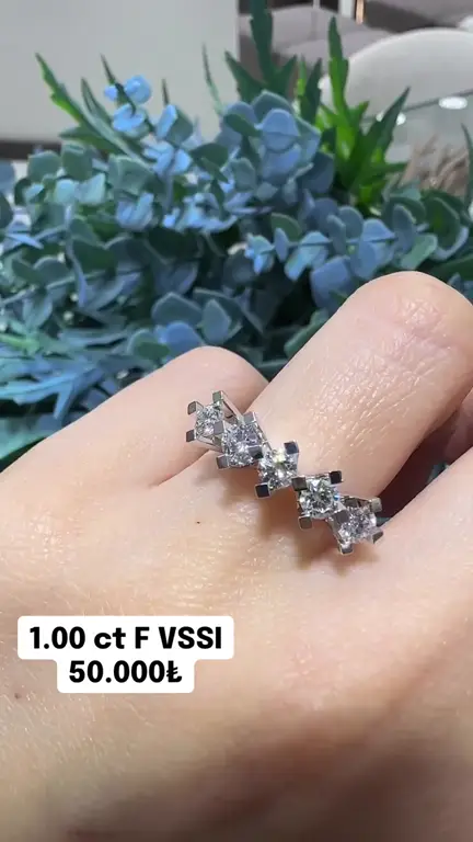 1.00 ct Beştaş Pırlanta Yüzük videosundan kare