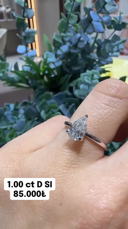 1.00 ct Tektaş Pırlanta Yüzük videosundan kare