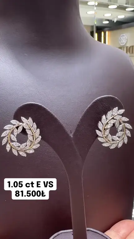 1.05 ct Tasarım Pırlanta Küpe videosundan kare