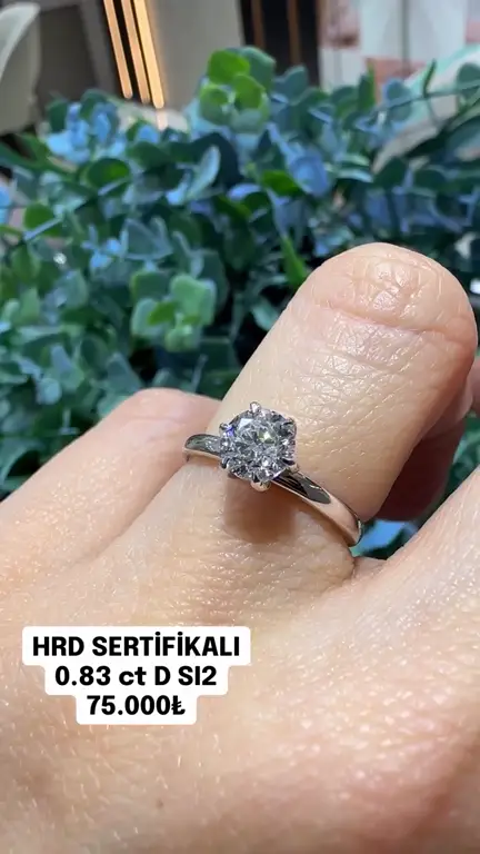 0.83 ct Tektaş Pırlanta Yüzük videosundan kare