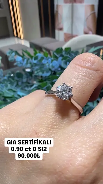 0.90 ct Tektaş Pırlanta Yüzük videosundan kare